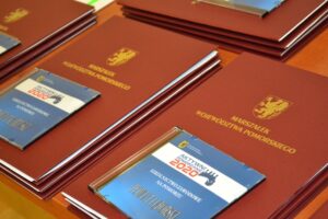 Uroczystość wręczenia organom prowadzącym zakresu przedsięwzięcia strategicznego