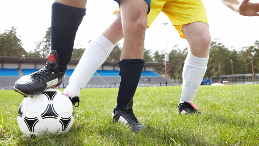 Mężczyźni grający w piłkę nożną - Stock Photo