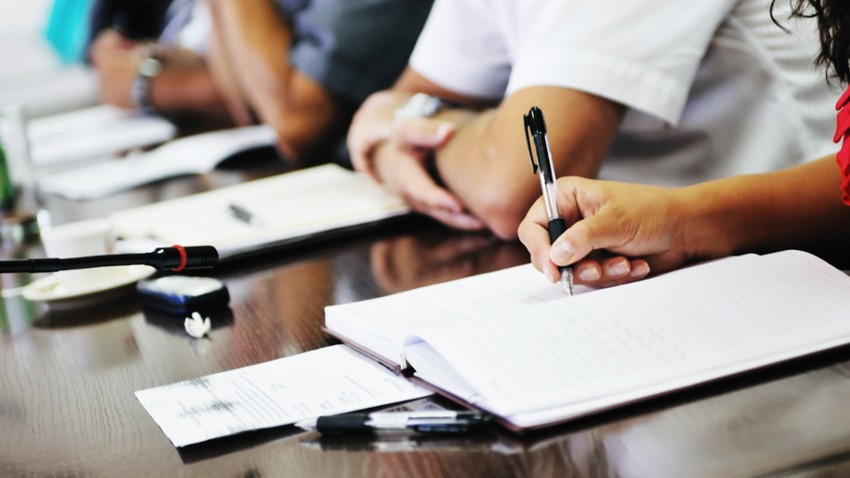 Student piszący notatki - Stock photo